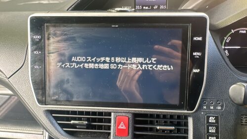 Car navigation system display with instructions in Japanese for SD card setup.