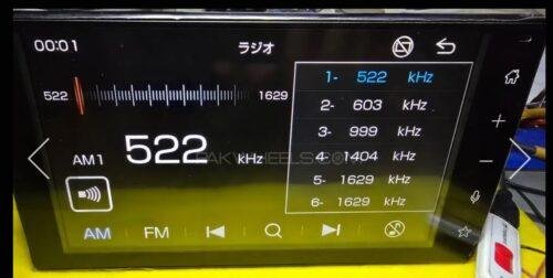 High-quality car radio display showing FM frequency 522 kHz with digital tuning interface.