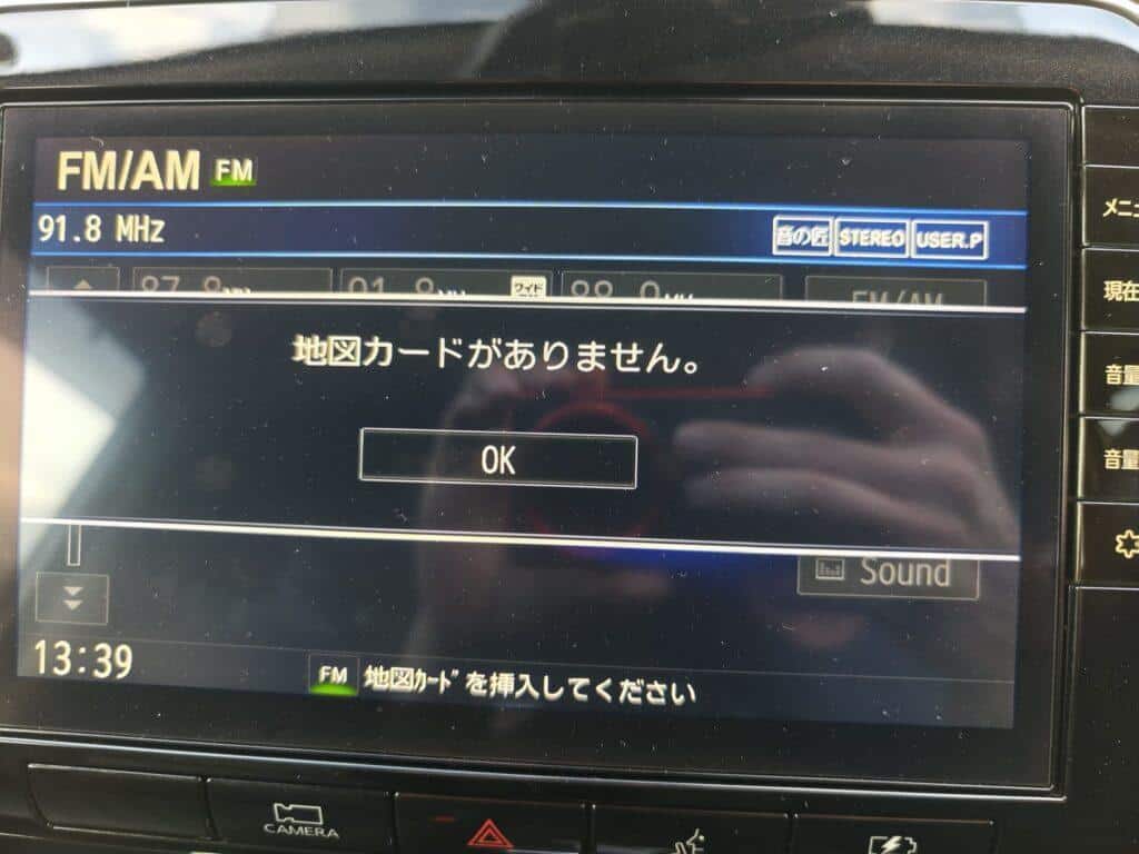 Car radio display showing "No map card" error message in Japanese.