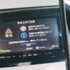 Warning screen with safety instructions on a navigation device in Japanese.