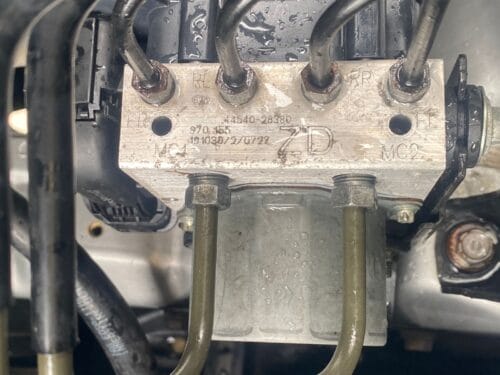 Hydraulic control valve with multiple ports, used in construction and industrial equipment for preci.